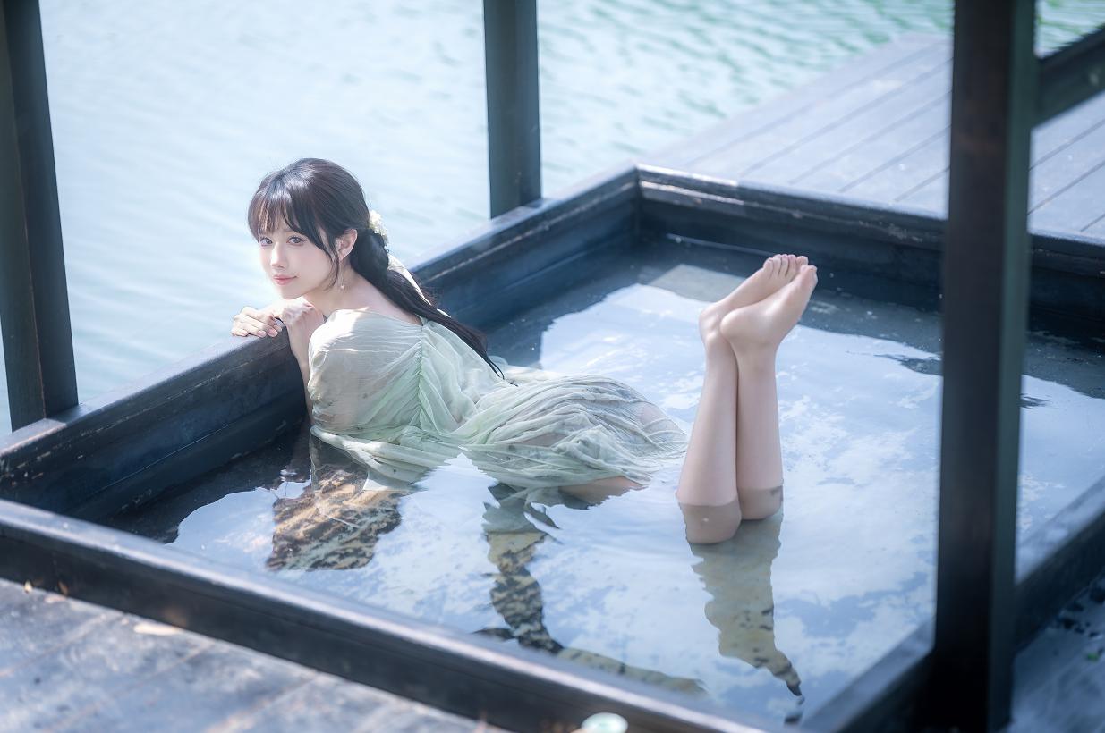 Shika小鹿鹿江南水色|白裙、水光和船窗把夏天拍得很慢