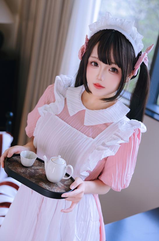 日奈娇穿上粉白见习女仆裙，窗边暖光里的乖巧感太舒服了