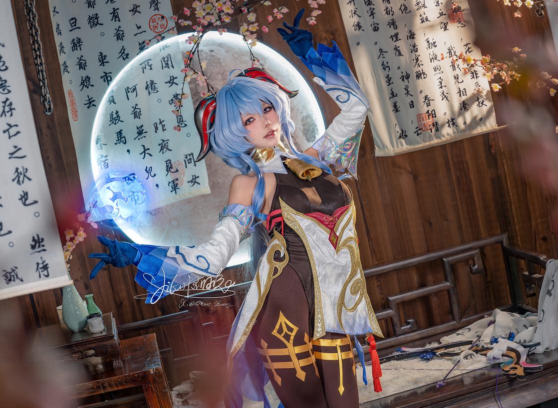 咬一口兔娘(Yiko湿润兔)｜原神甘雨循循守月造型，月下场景的角色还原表现
