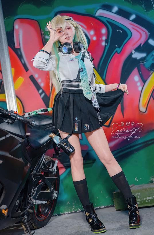 咬一口兔娘(Yiko湿润兔)鸣潮琳奈COS｜涂鸦车库里的叛逆少女感很抓人