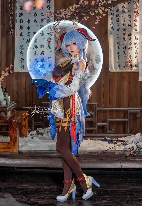 咬一口兔娘(Yiko湿润兔)｜原神甘雨循循守月造型，月下场景的角色还原表现