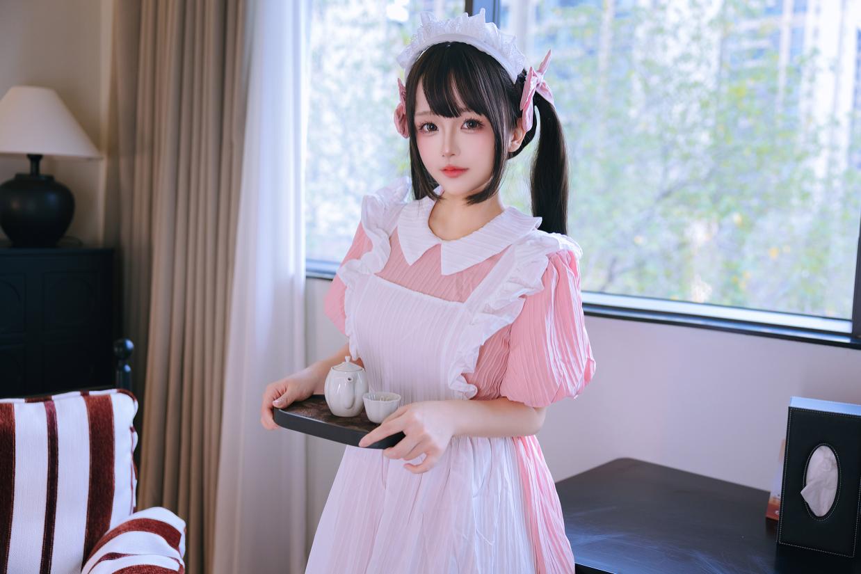 日奈娇穿上粉白见习女仆裙，窗边暖光里的乖巧感太舒服了