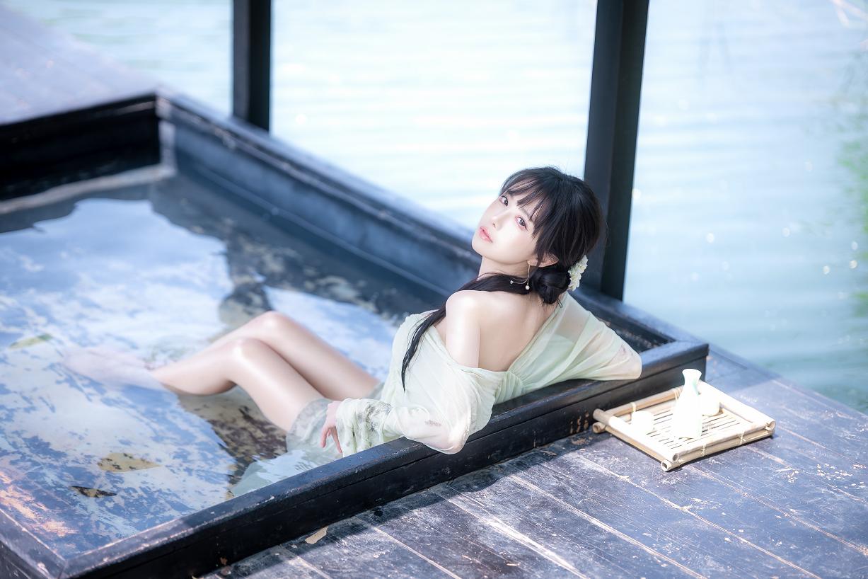 Shika小鹿鹿江南水色|白裙、水光和船窗把夏天拍得很慢