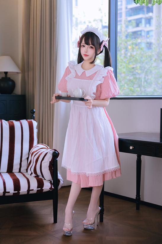 日奈娇穿上粉白见习女仆裙，窗边暖光里的乖巧感太舒服了