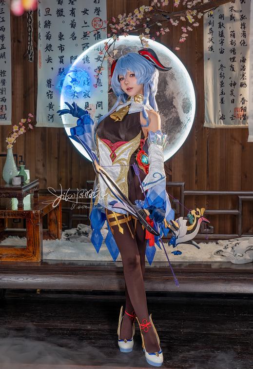 咬一口兔娘(Yiko湿润兔)｜原神甘雨循循守月造型，月下场景的角色还原表现