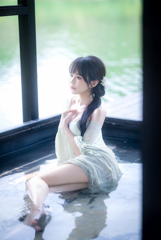 Shika小鹿鹿江南水色|白裙、水光和船窗把夏天拍得很慢