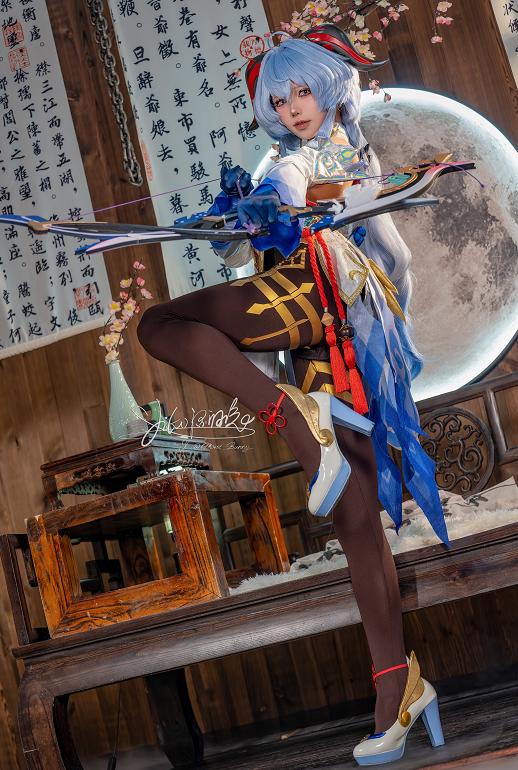 咬一口兔娘(Yiko湿润兔)｜原神甘雨循循守月造型，月下场景的角色还原表现