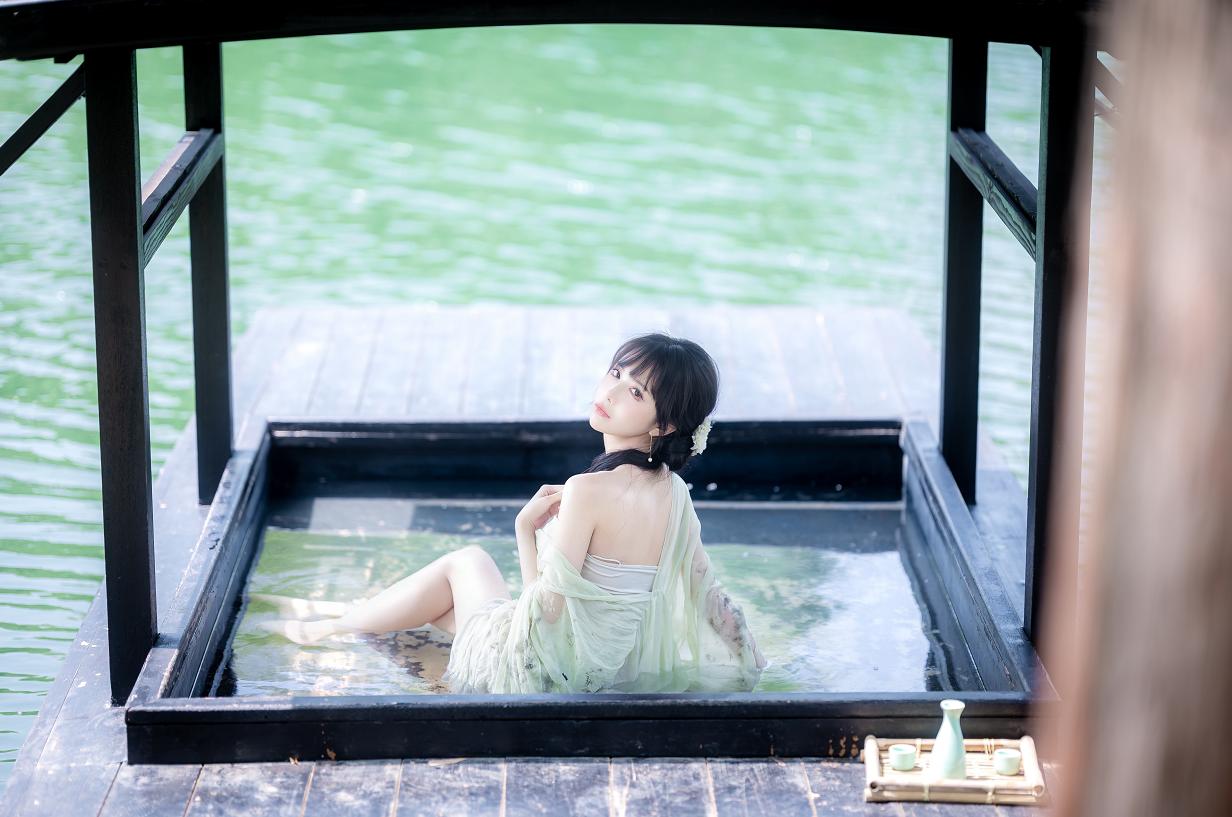 Shika小鹿鹿江南水色|白裙、水光和船窗把夏天拍得很慢