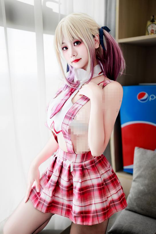 阿雪雪这套吊带JK越看越像夏天电影截图｜窗边柔光里的少女感太舒服了