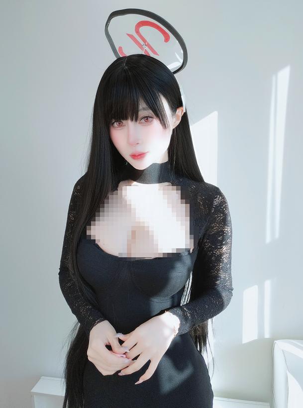 白银81莉音OL自撮り｜白墙光影里的黑裙冷感很抓眼