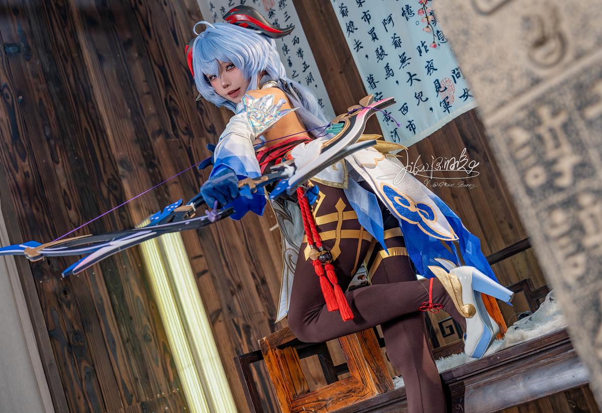 咬一口兔娘(Yiko湿润兔)｜原神甘雨循循守月造型，月下场景的角色还原表现