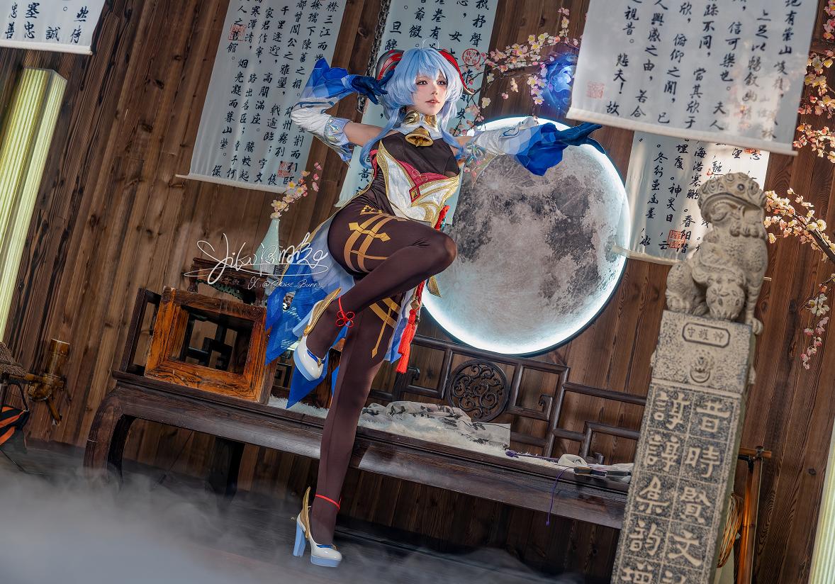 咬一口兔娘(Yiko湿润兔)｜原神甘雨循循守月造型，月下场景的角色还原表现