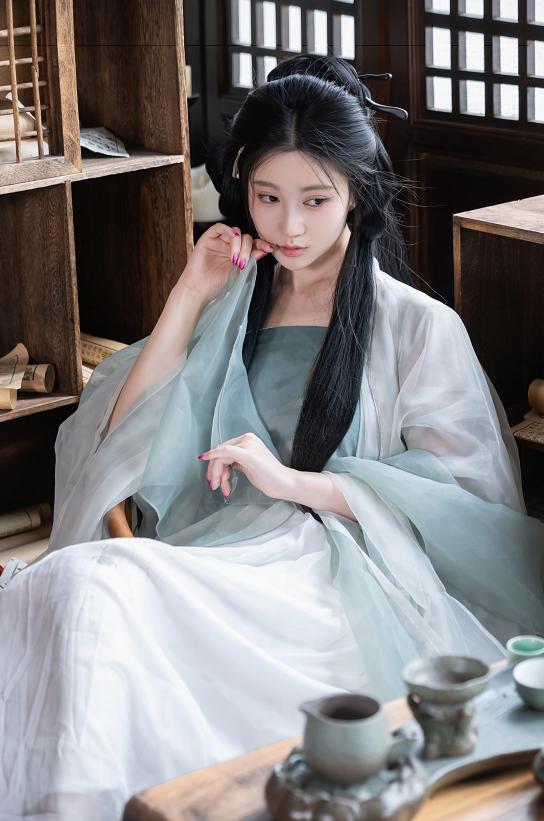 年年nnian浣溪沙写真赏析|木窗竹影间的古风氛围越看越舒服