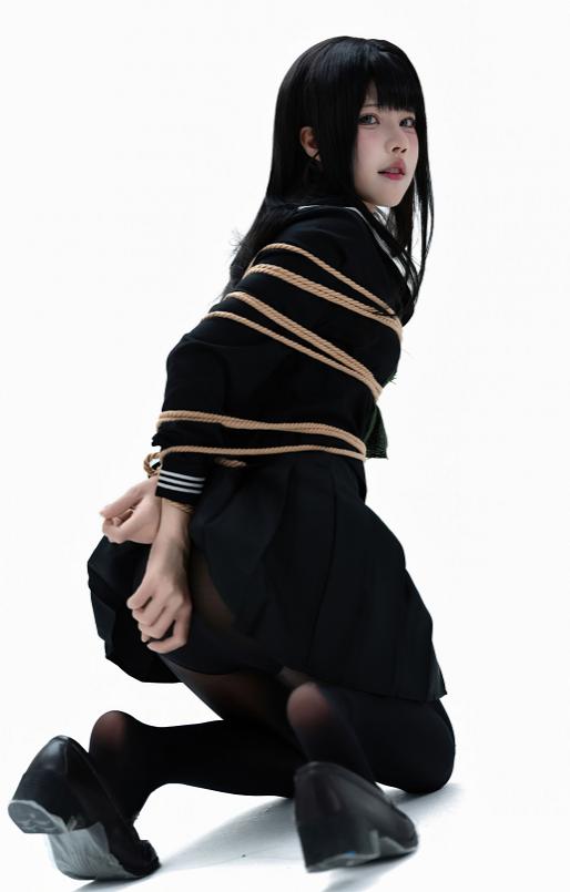 清水凪演绎白夜凛音/黑色制服与纯白背景形成的冷感氛围