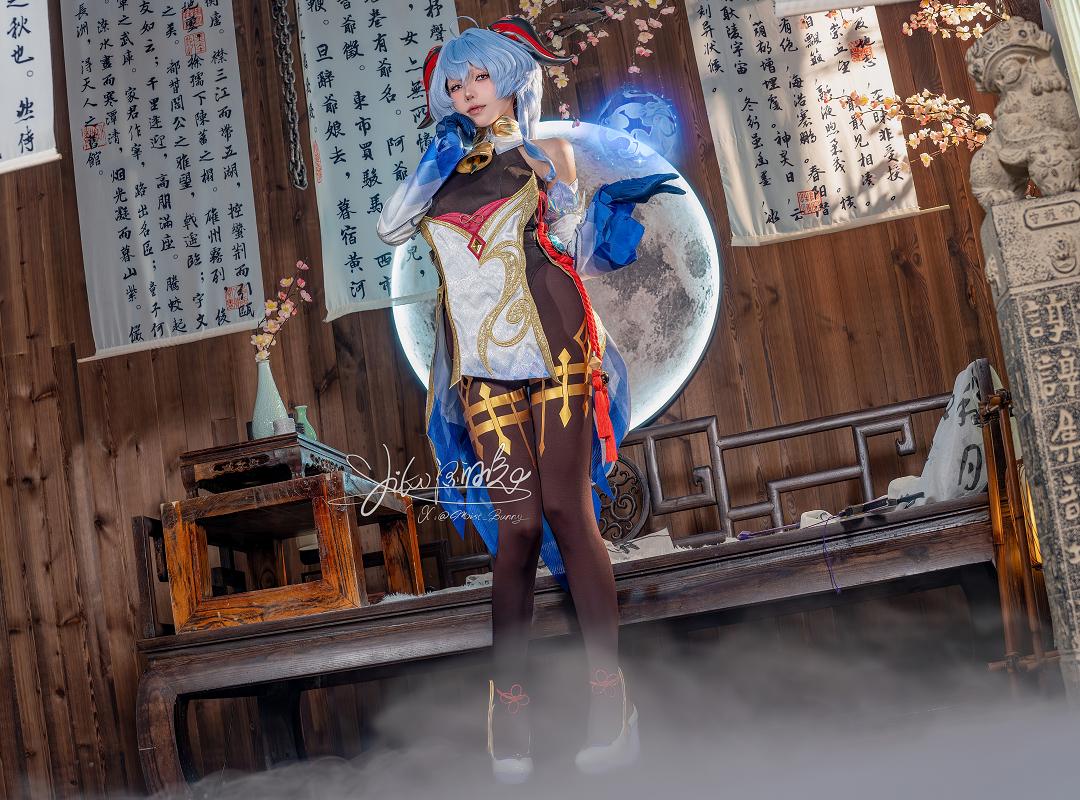 咬一口兔娘(Yiko湿润兔)｜原神甘雨循循守月造型，月下场景的角色还原表现