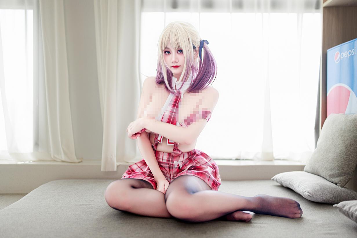 阿雪雪这套吊带JK越看越像夏天电影截图｜窗边柔光里的少女感太舒服了