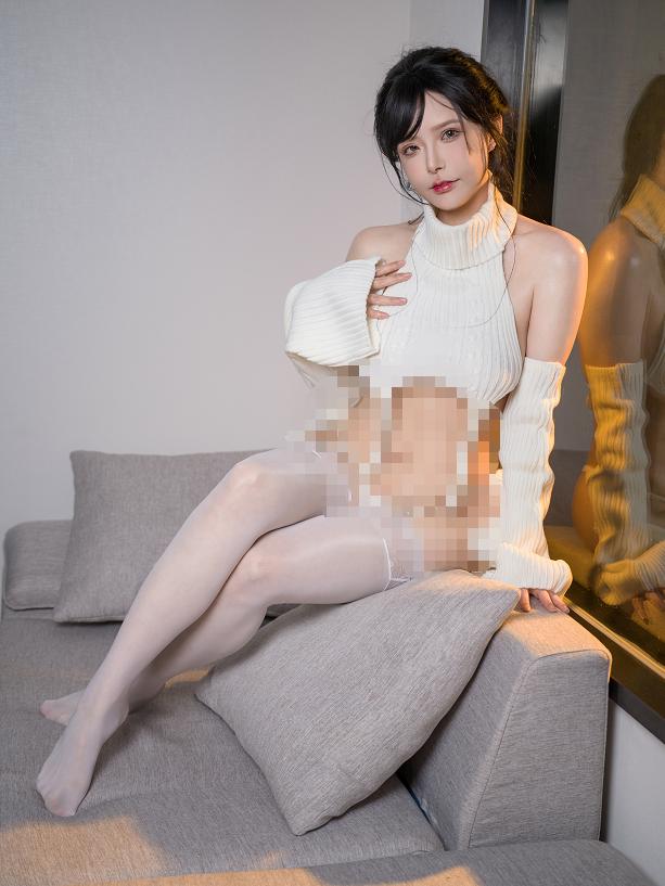 秋和柯基坐在暖光沙发边,白色针织毛衣把冬日感拍软了