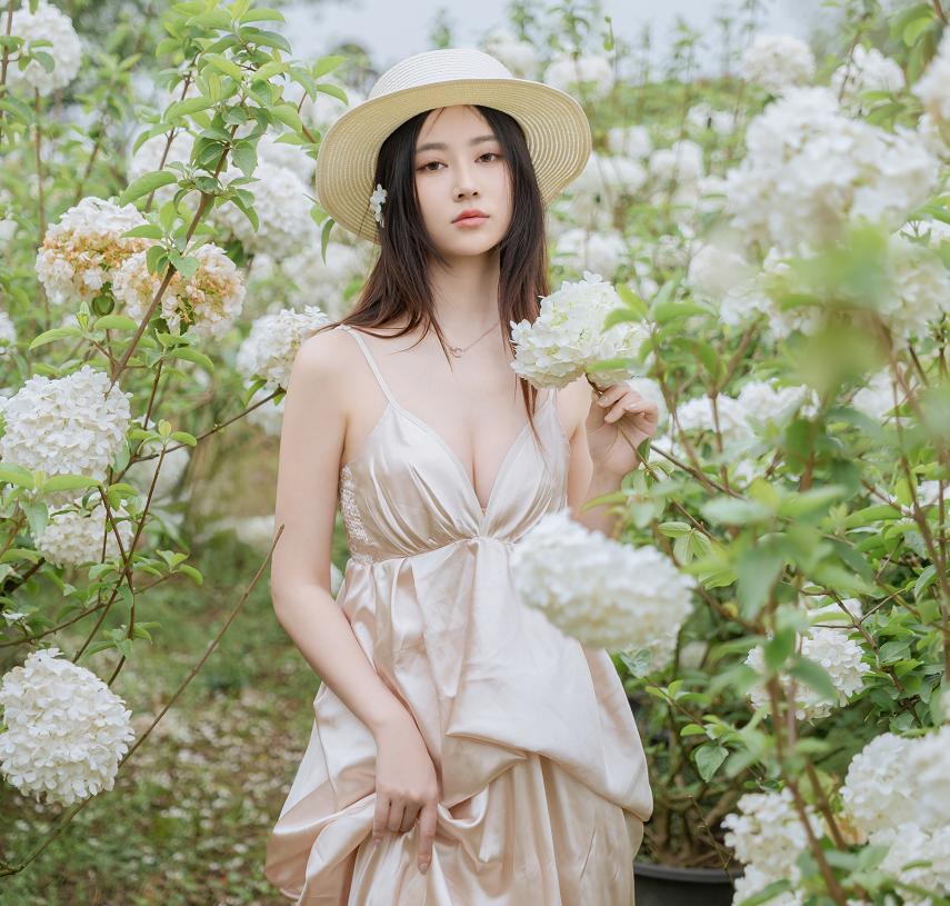 年年nnian拍白色木绣球的时候太像夏日电影女主了|花海里的轻氛围感越看越舒服