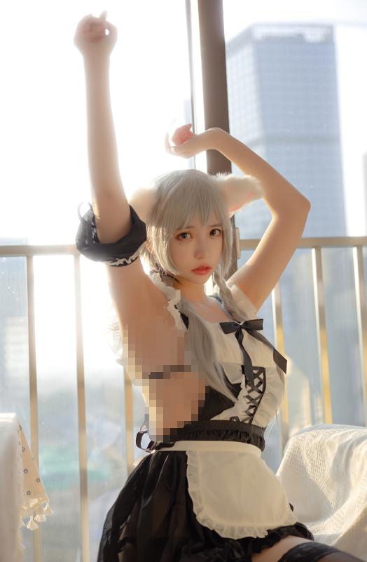 疯猫ss｜夕光窗边女仆造型，暖调氛围下的柔软少女感呈现