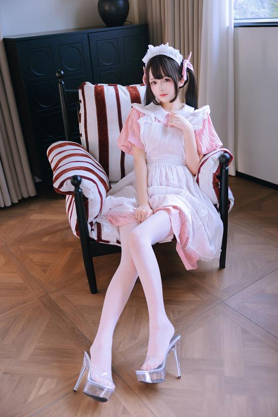 日奈娇穿上粉白见习女仆裙，窗边暖光里的乖巧感太舒服了