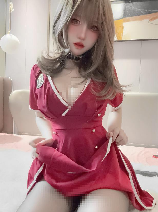 阿薰kaOri足浴主题写真｜红色制服和柔光房间里的近景氛围很有记忆点