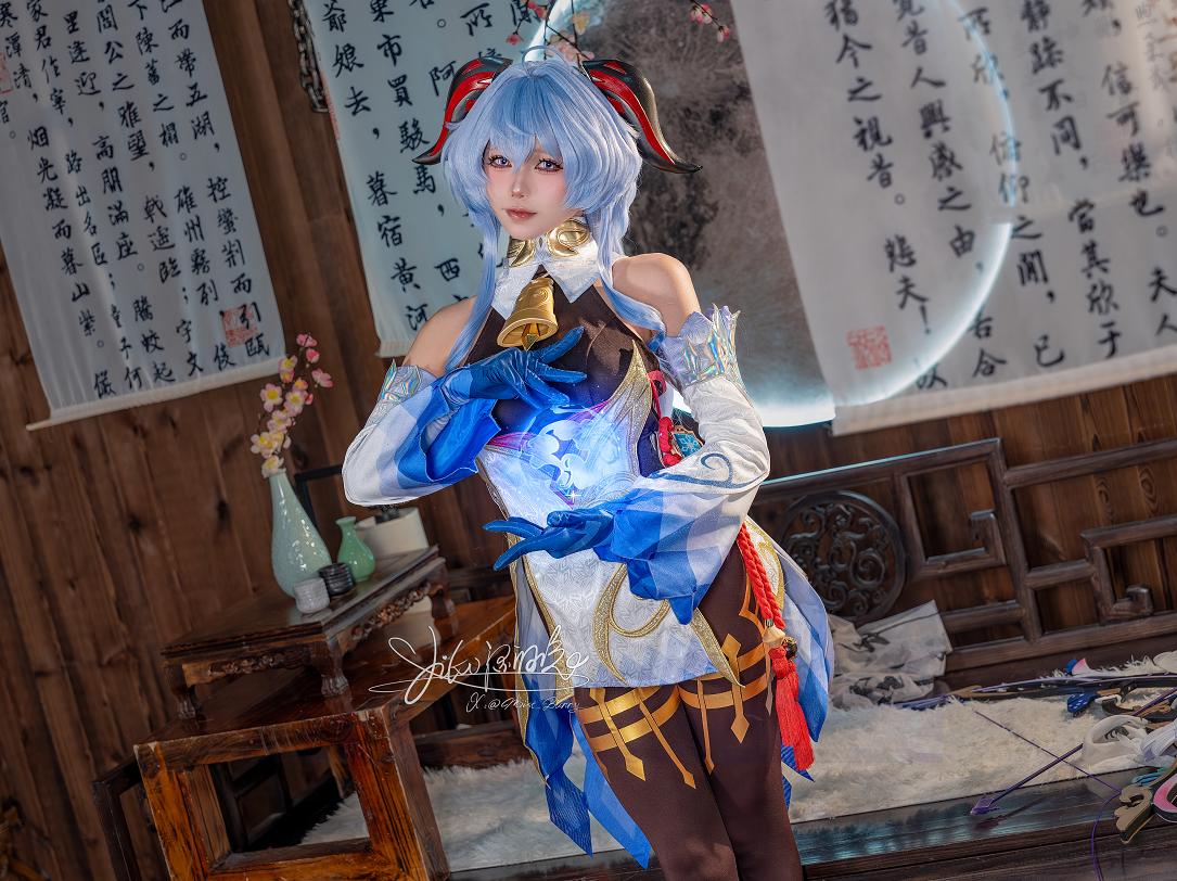 咬一口兔娘(Yiko湿润兔)｜原神甘雨循循守月造型，月下场景的角色还原表现