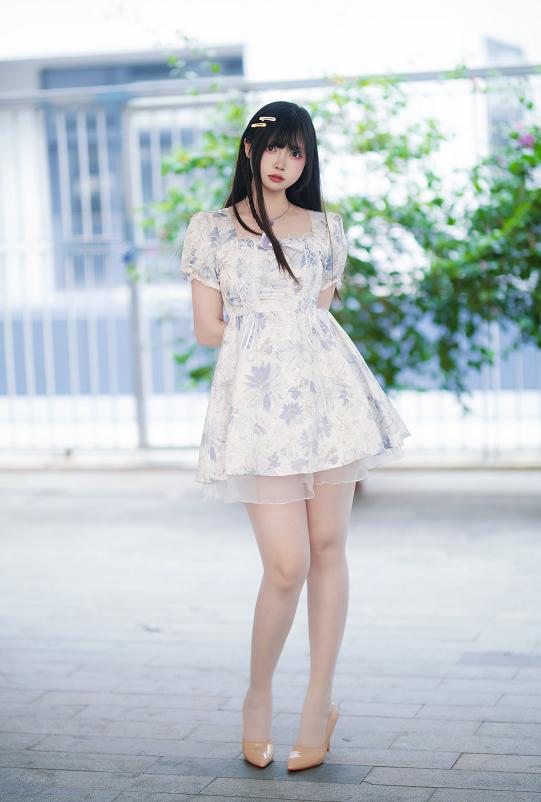 洛桑w伊梓春夏之交|花墙小路和海边白裙里的换季感很温柔
