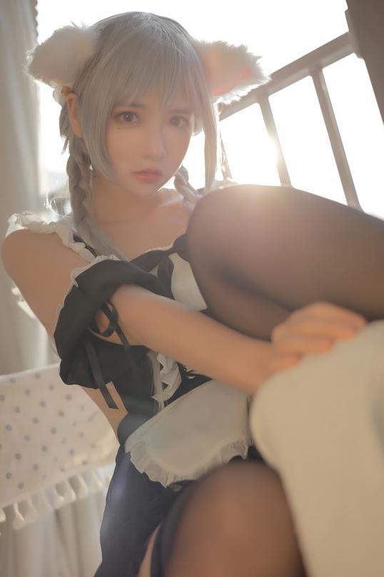 疯猫ss｜夕光窗边女仆造型，暖调氛围下的柔软少女感呈现