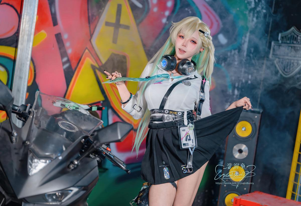 咬一口兔娘(Yiko湿润兔)鸣潮琳奈COS｜涂鸦车库里的叛逆少女感很抓人