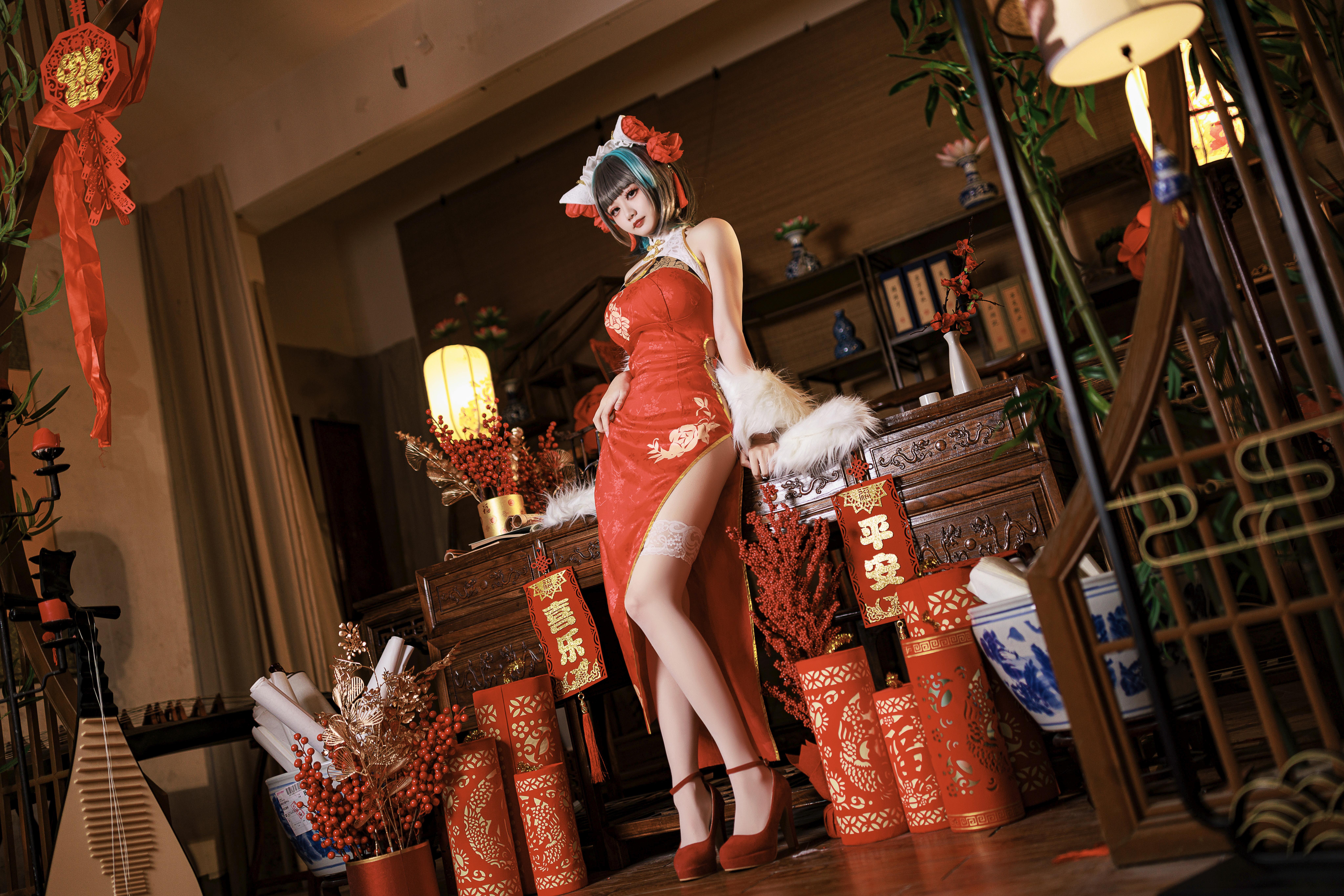 阿雪雪柴郡旗袍COS｜红色新年氛围下的白丝与东方韵味