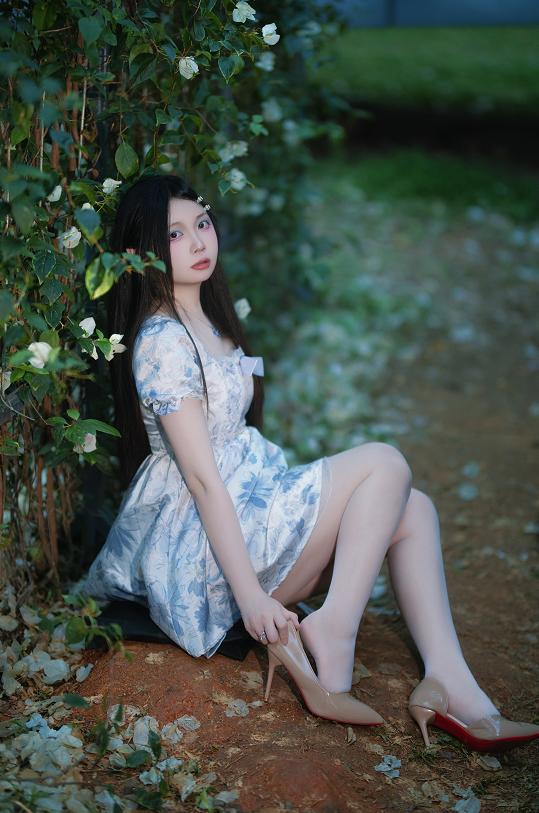 洛桑w伊梓春夏之交|花墙小路和海边白裙里的换季感很温柔
