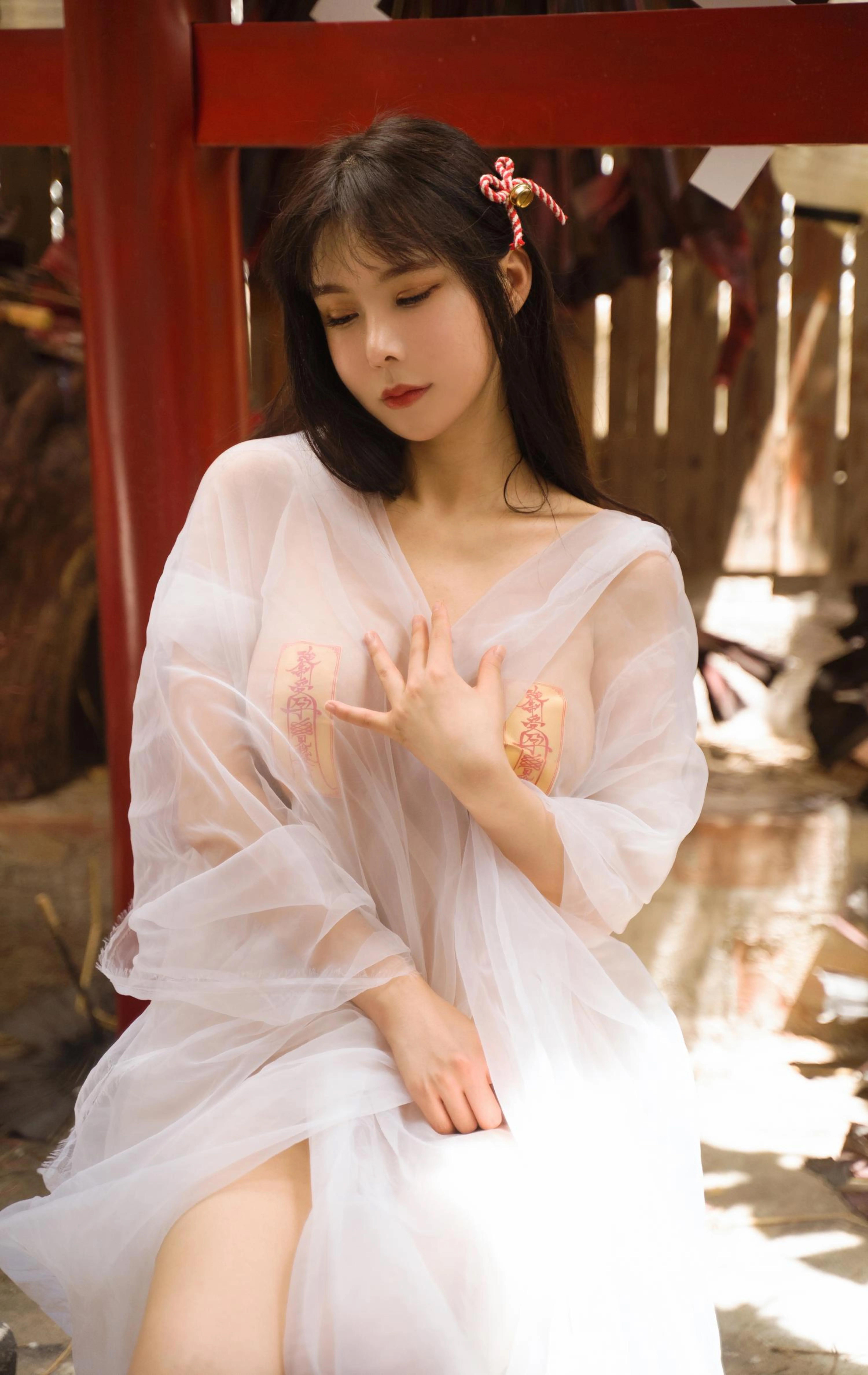 亚马逊鲶鱼巫女COS图集，神社符纸主题写真氛围感很强