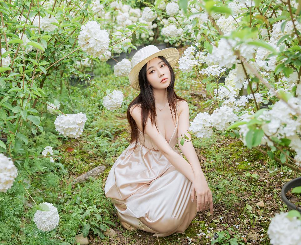 年年nnian拍白色木绣球的时候太像夏日电影女主了|花海里的轻氛围感越看越舒服