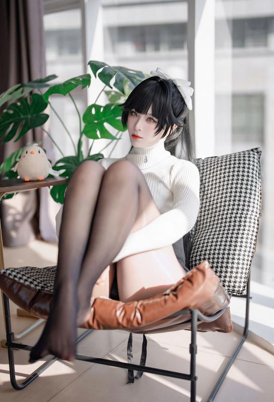 轩萧学姐高雄武者的内在修养|窗边柔光里的冷感通勤气质很耐看