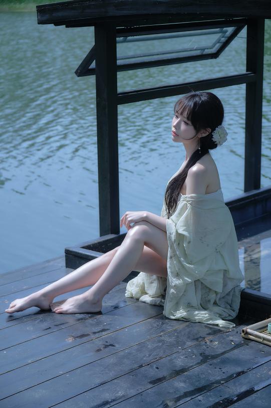 Shika小鹿鹿江南水色|白裙、水光和船窗把夏天拍得很慢