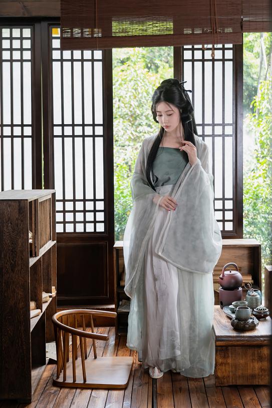 年年nnian浣溪沙写真赏析|木窗竹影间的古风氛围越看越舒服