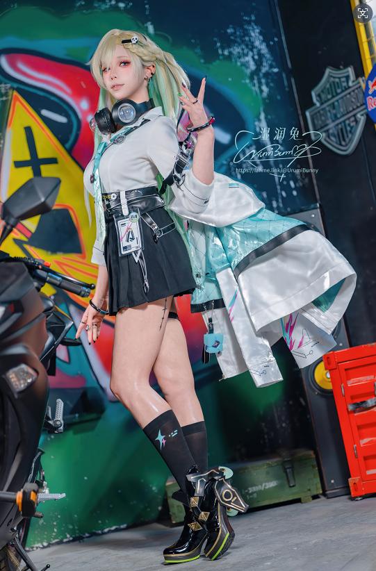 咬一口兔娘(Yiko湿润兔)鸣潮琳奈COS｜涂鸦车库里的叛逆少女感很抓人