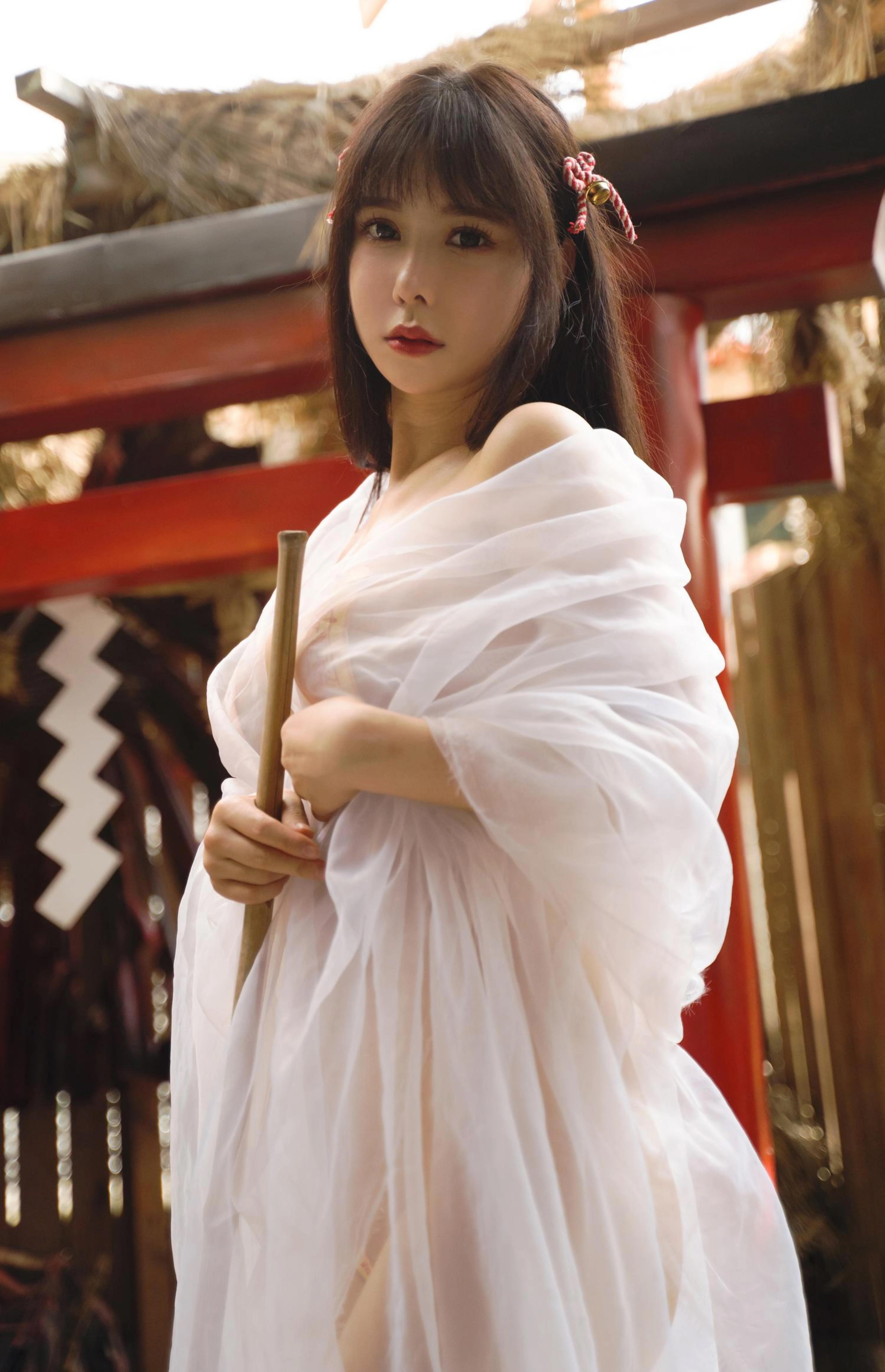 亚马逊鲶鱼巫女COS图集，神社符纸主题写真氛围感很强