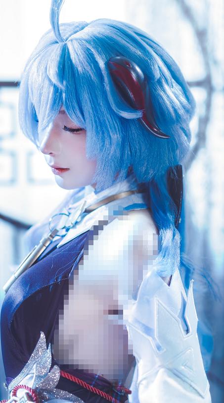 蠢沫沫甘雨意境演绎｜蓝调光影下的原神角色氛围赏析