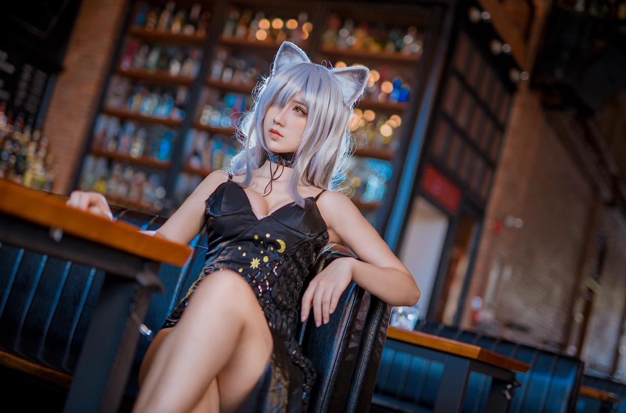 九曲Jean把明日方舟黑周年礼服拍成了酒馆夜色里的猫系冷感