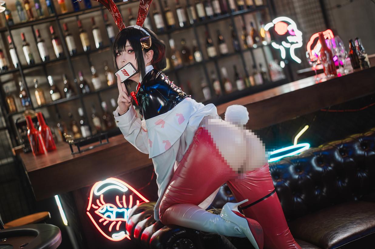 Natsuko夏夏子把NIKKE露姬带进夜吧,像刚赢下一局牌的红兔女郎