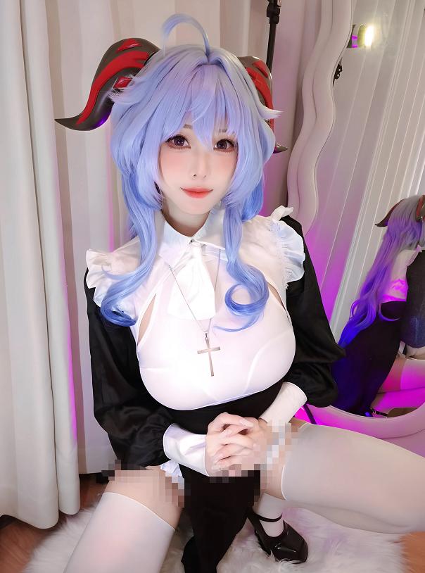 蜜汁猫裘镜头里的原神甘雨修女,白帘紫光下像一场安静祈愿