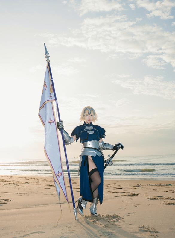 Puy Puy Jeanne Ruler站在海边举旗那一刻,像一段远征开场