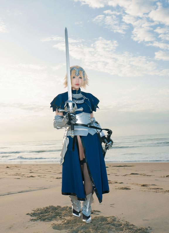 Puy Puy Jeanne Ruler站在海边举旗那一刻,像一段远征开场