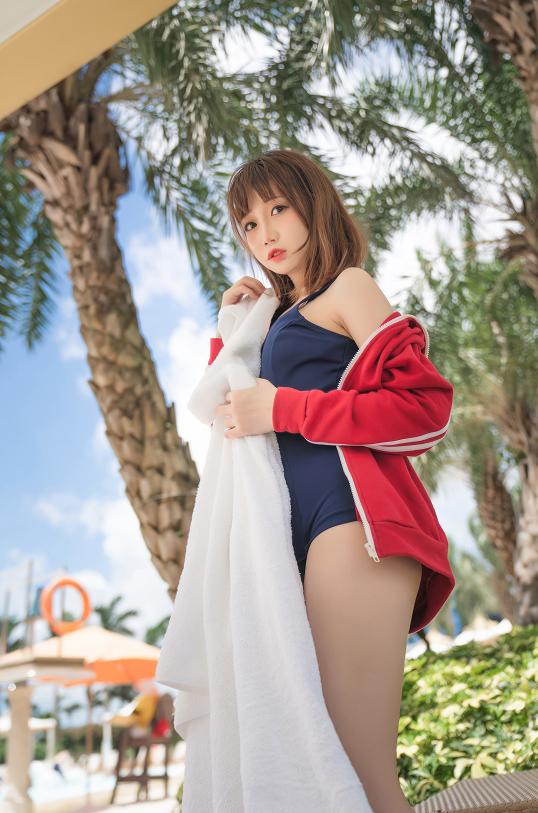 焖焖碳死库水这一组,红外套和泳池阳光真的很有夏天味