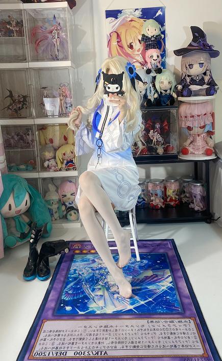 白栎Shirly异世界情绪:宅房收藏感里的蓝白幻想少女