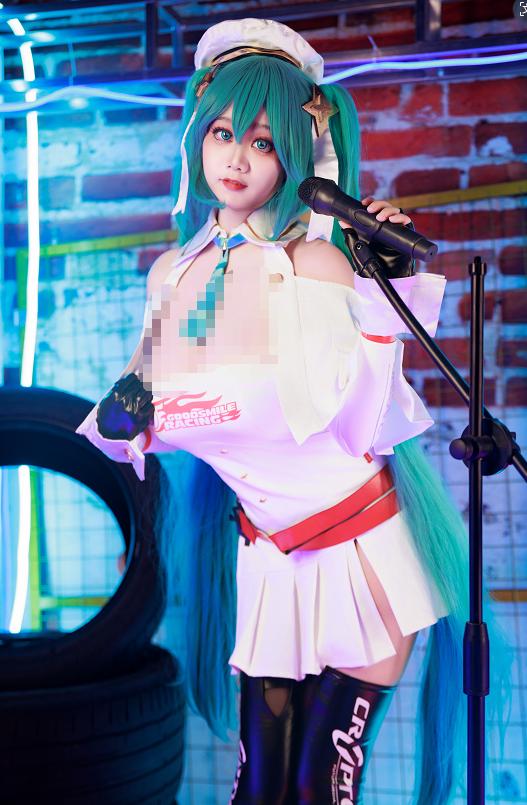 阿雪雪初音未来赛车服这一组真有现场感，蓝白霓虹里像把赛车初音唱活了