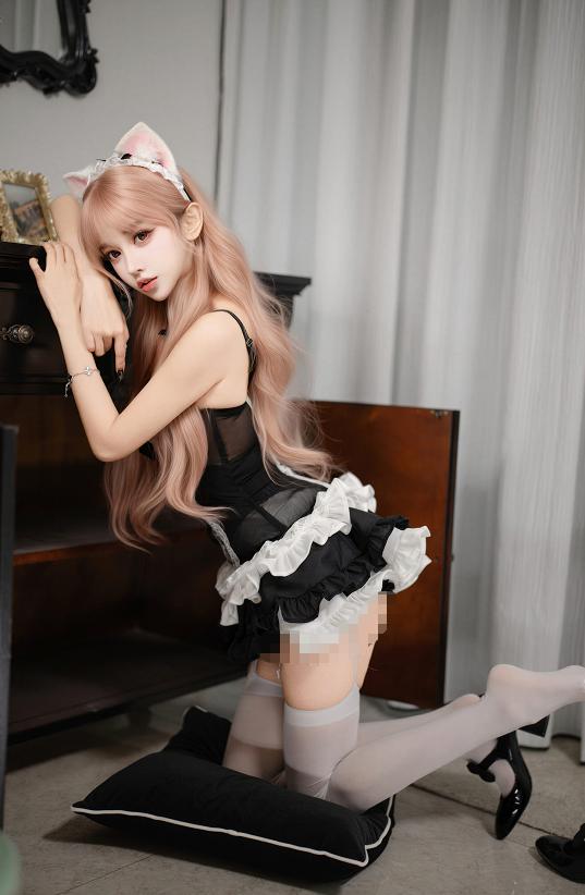 过期米线线喵小猫女仆,黑白房间里的猫耳少女感很轻