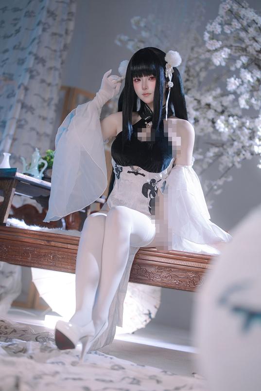 屿鱼把碧蓝航线史特拉塞拍进樱色书案里,艳书美玉这版意外很有古典冷感