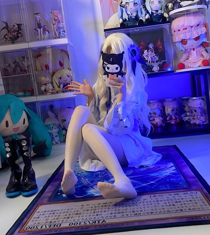 白栎Shirly异世界情绪:宅房收藏感里的蓝白幻想少女